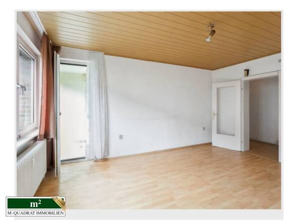 Wohnzimmer mit Zugang zum Balkon