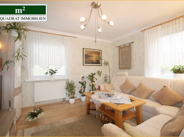 Wohnzimmer mit zwei großen Sonnenfenstern