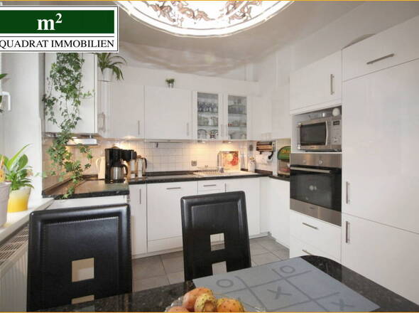 Moderne Einbauküche mit Essbereich