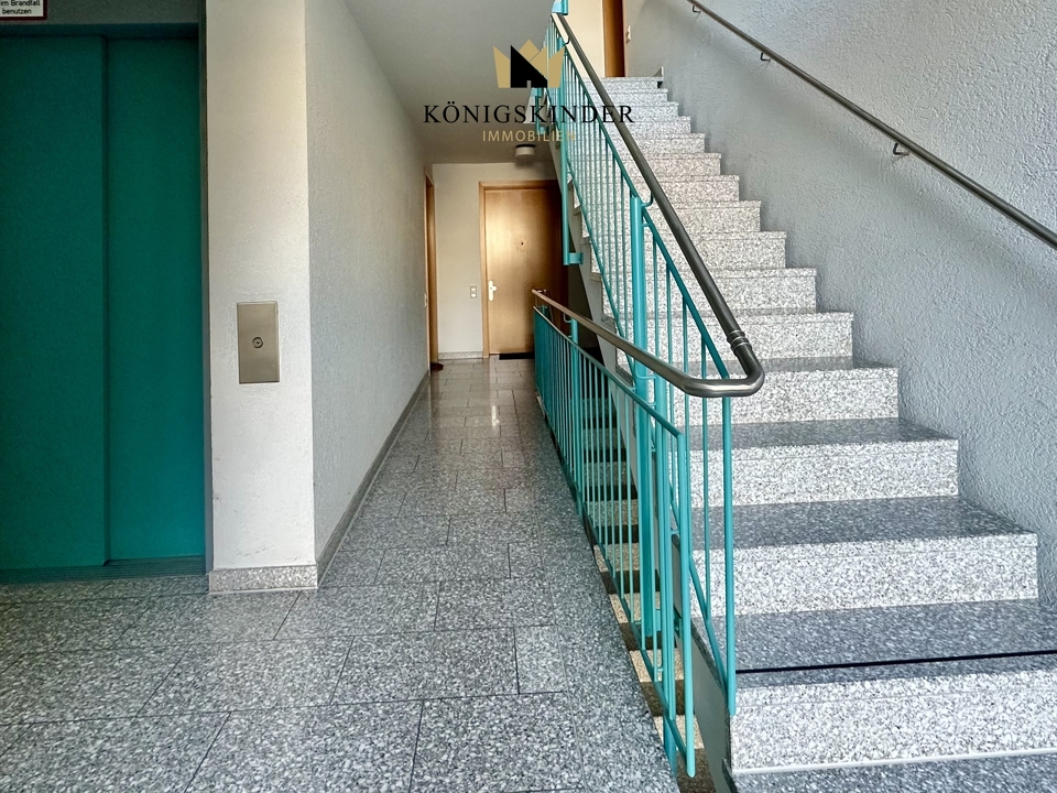 Großzügiges Treppenhaus mit Liftzugang