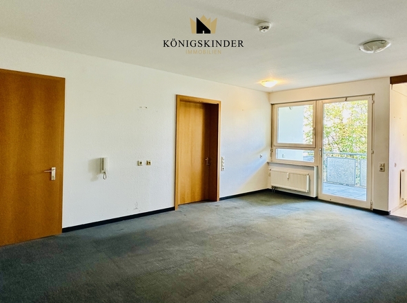 Geräumiges Wohnzimmer mit Zugang zum Balkon