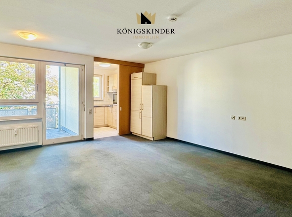 Wohnzimmer mit Übergang zur Küche.