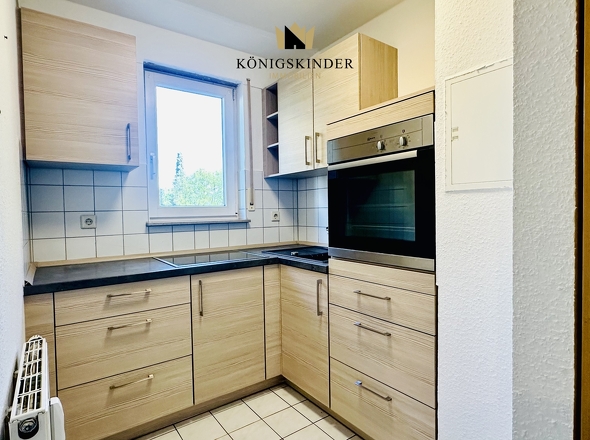 Kleine, praktische Küche mit Fenster.