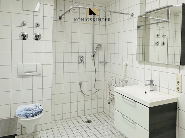 Helles Bad mit barrierefreier Ausstattung.