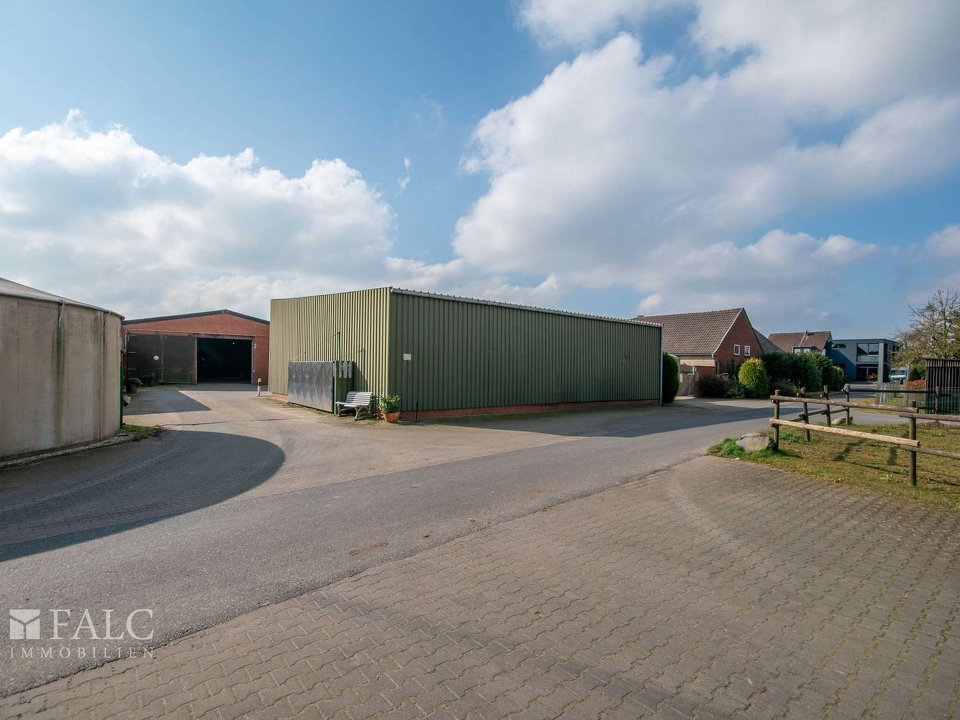 Zufahrt Hof und Halle