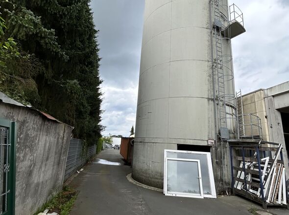 Zufahrt, gen Straße (West)