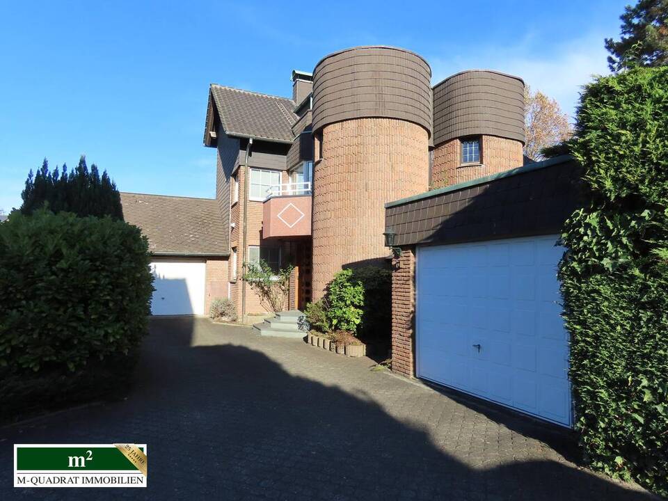 Frontfassade mit beiden Garagen