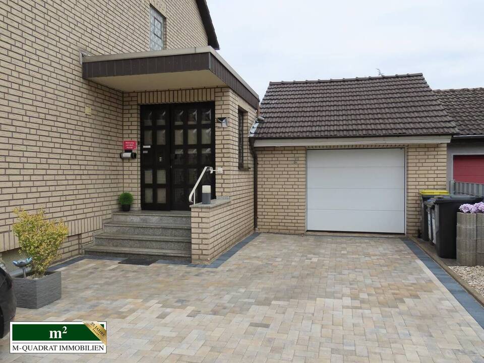Zufahrt und Stellplätze vor Doppelgarage