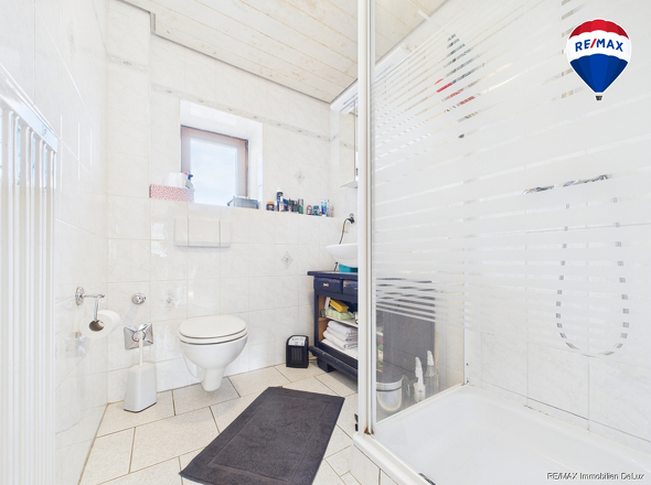 REMAX Immobilien DeLux Einfamilienhau Badezimmer Mandelbachtal Mark Borowicz