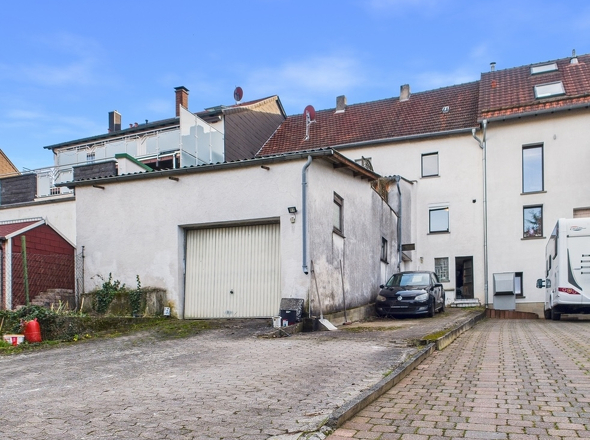 REMAX Immobilien DeLux Einfamilienhau Rückansicht Mandelbachtal Mark Borowicz