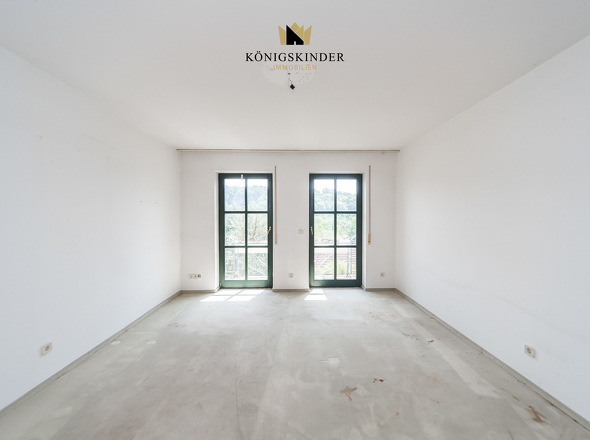 EG: Schlafzimmer mit Zugang zum Balkon