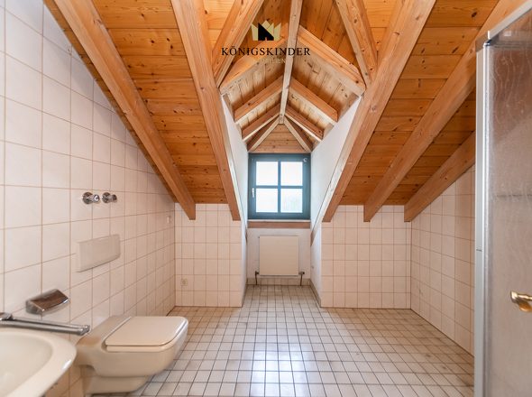 DG: Badezimmer mit Waschbecken, WC...