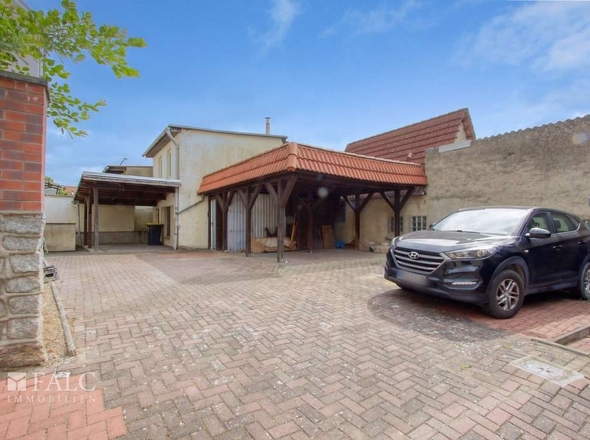 Blick auf den Hof mit Carport