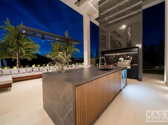 outdoor kitchen