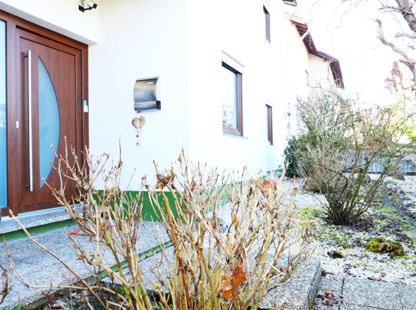 Eingang mit Vorgarten