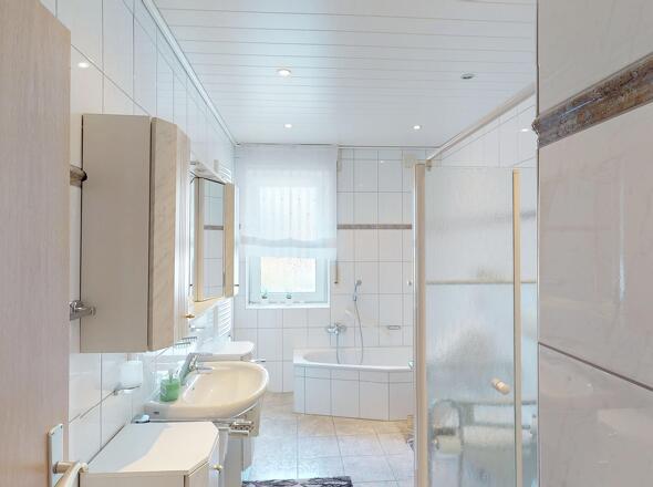 Badezimmer im Erdgeschoss