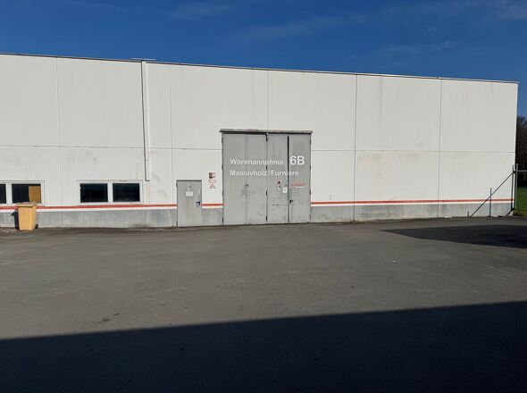 Halle Außen Tor ebenerdig