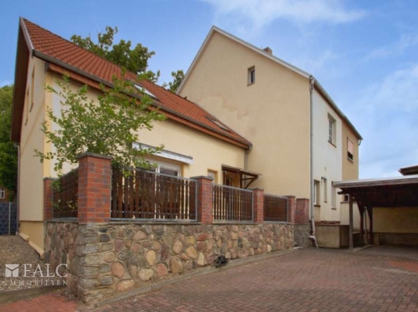 Haus mit Terrasse - Ansicht vom Hof