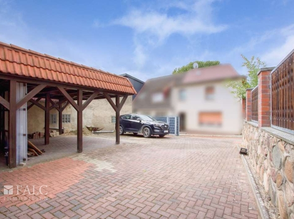 Blick vom Hof Richtung Tor