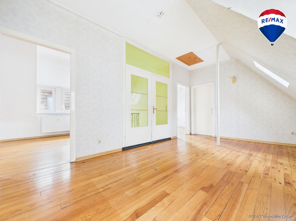 REMAX Immobilien DeLux Wohn-Geschäftshaus Wohnflur Ottweiler Mark Borowicz