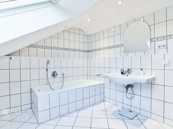 Badezimmer im Dachgeschoss