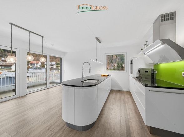 Moderne Küche mit Kücheninsel