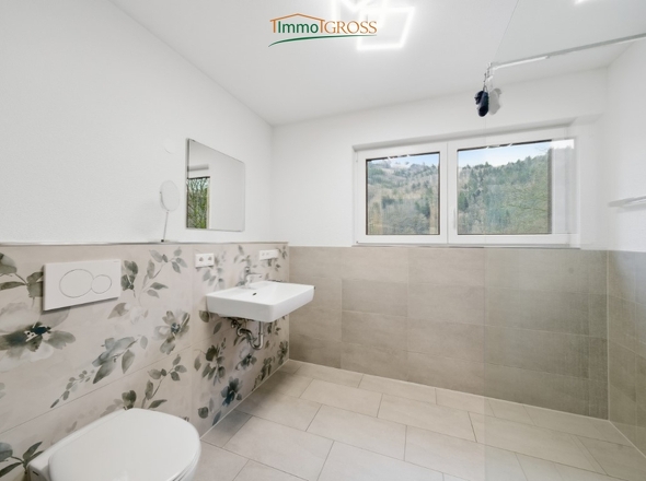 Modernes Badezimmer mit bodentiefer Dusche