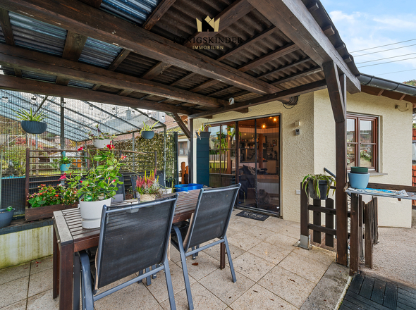 ...mit direktem Zugang zur Terrasse...