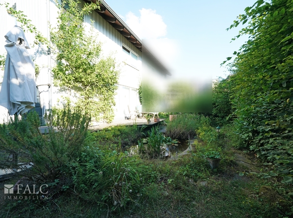 Holzterrasse mit Teich