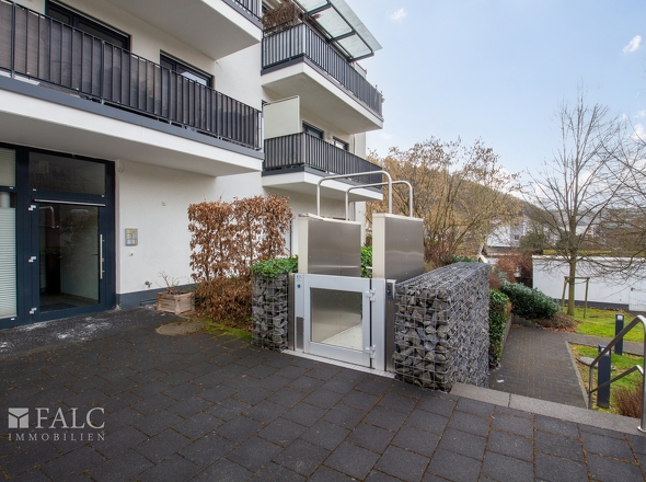 Hintereingang mit Fahrstuhl