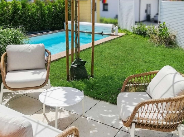 Terrasse West mit Pool - Sommerbild