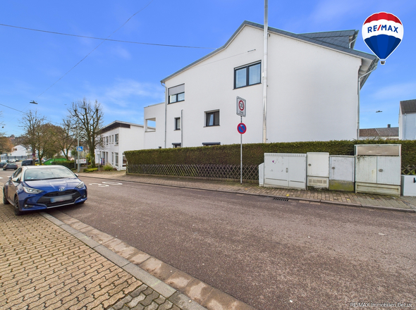 REMAX Immobilien DeLux Einfamilienhaus Seitenansicht Schwalbach Mark Borowicz