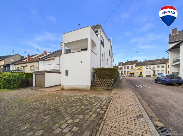 REMAX Immobilien DeLux Einfamilienhaus Rückansicht Schwalbach Mark Borowicz