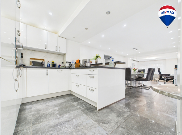 REMAX Immobilien DeLux Einfamilienhaus Küche Schwalbach Mark Borowicz