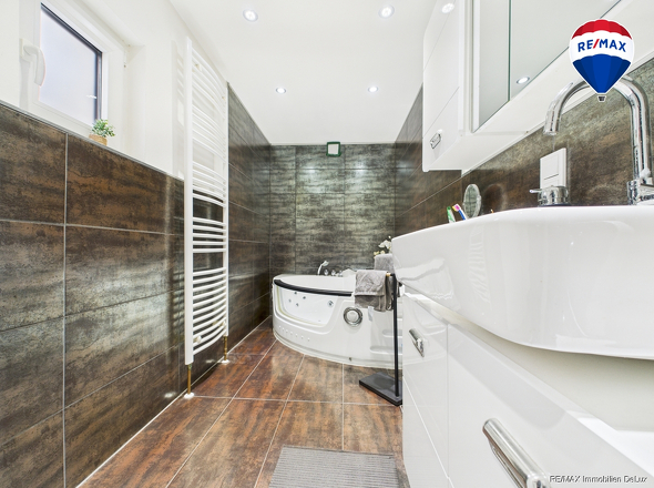 REMAX Immobilien DeLux Einfamilienhaus Badezimmer Schwalbach Mark Borowicz
