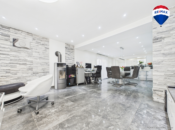 REMAX Immobilien DeLux Einfamilienhaus Wohnzimmer Schwalbach Mark Borowicz