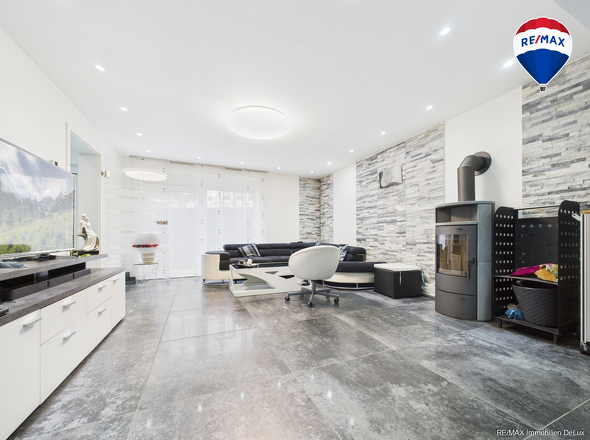 REMAX Immobilien DeLux Einfamilienhaus Wohnzimmer Schwalbach Mark Borowicz