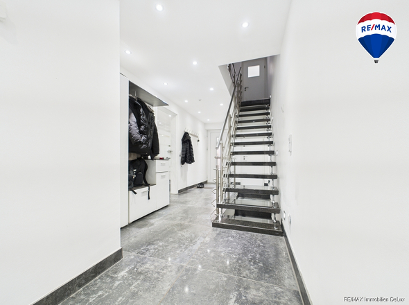 REMAX Immobilien DeLux Einfamilienhaus Diele Schwalbach Mark Borowicz