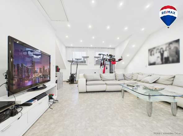 REMAX Immobilien DeLux Einfamilienhaus Schlafzimmer Schwalbach Mark Borowicz