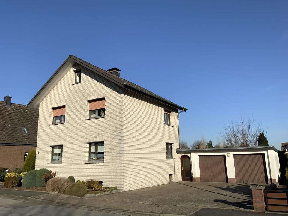 Straßenansicht mit Garagen