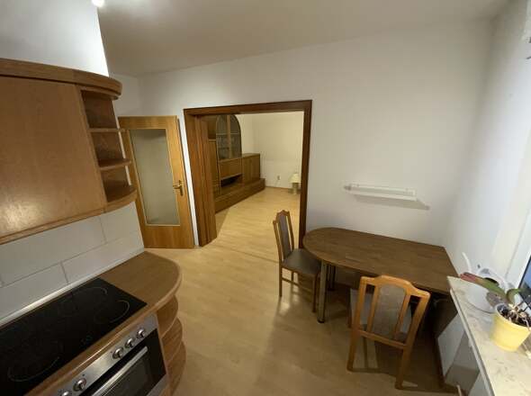 Blick von der Küche ins Wohnzimmer