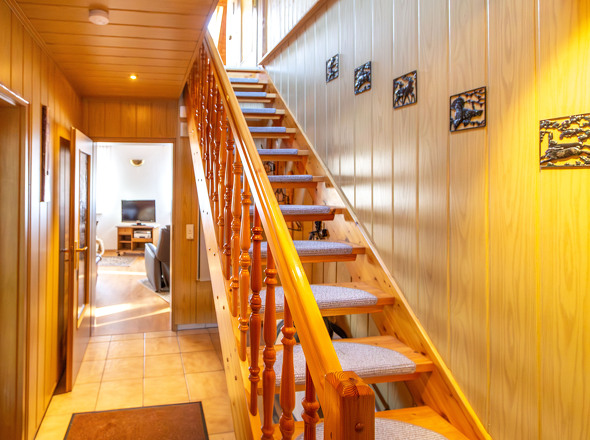 EG Mittelflur mit Treppe zum DG