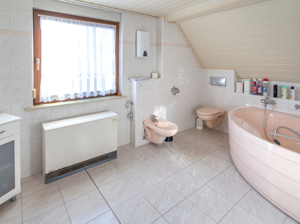 DG Modernes Wannenbad mit WB und WC