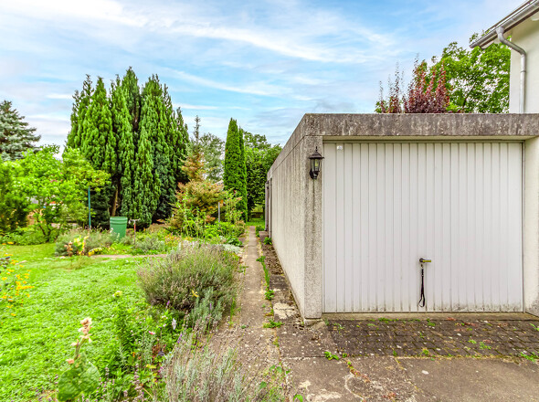Garage an der rechten Grundstücksgrenze