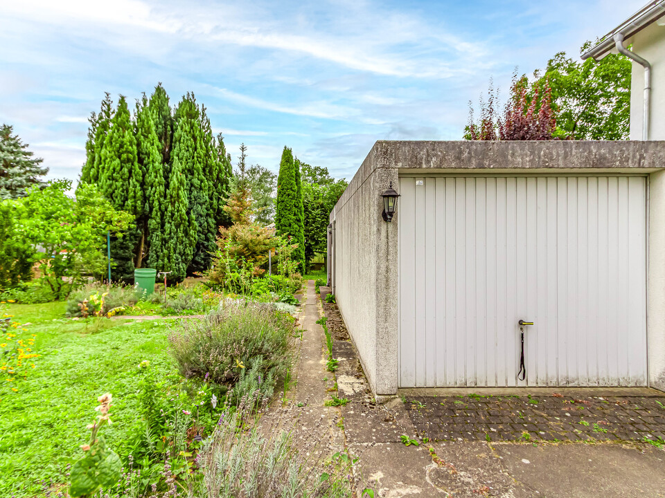 Garage an der rechten Grundstücksgrenze