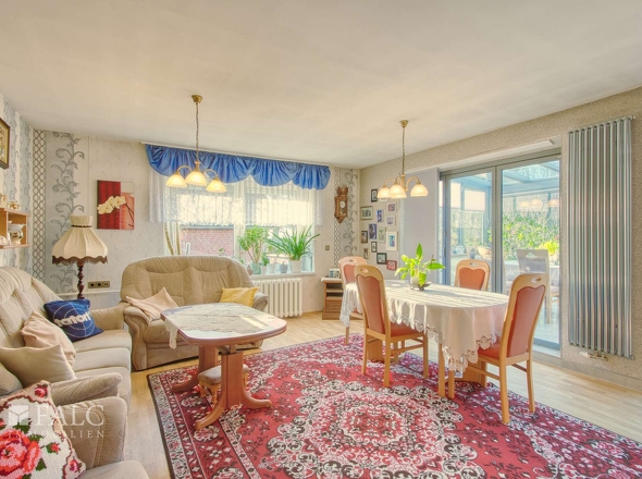 Wohnzimmer mit angrenzendem Wintergarten