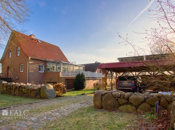Blick auf Haus und Doppelcarport 