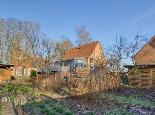 Blick aus dem Garten Richtung Haus