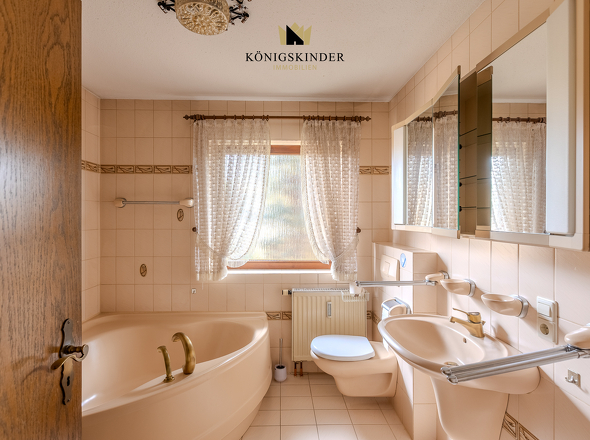 ...mit angrenzendem Badezimmer...