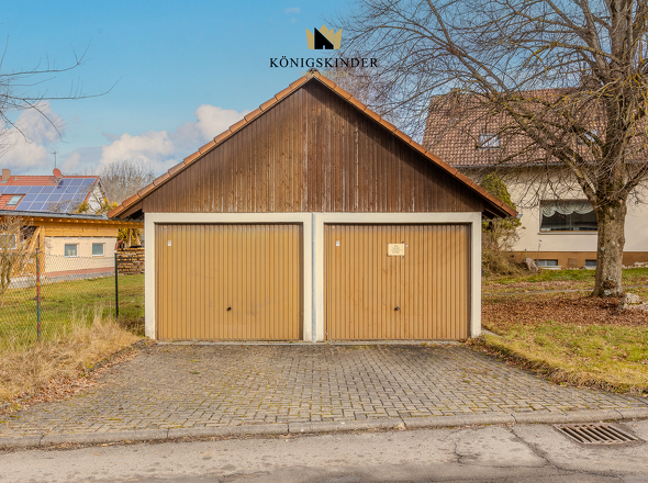 ...sowie zwei Garagen...